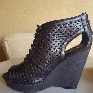 Koolaburra Black Wedge